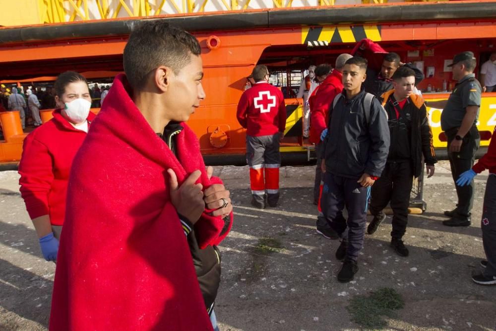 Llegada al puerto de Cartagena de los inmigrantes rescatados en el mar