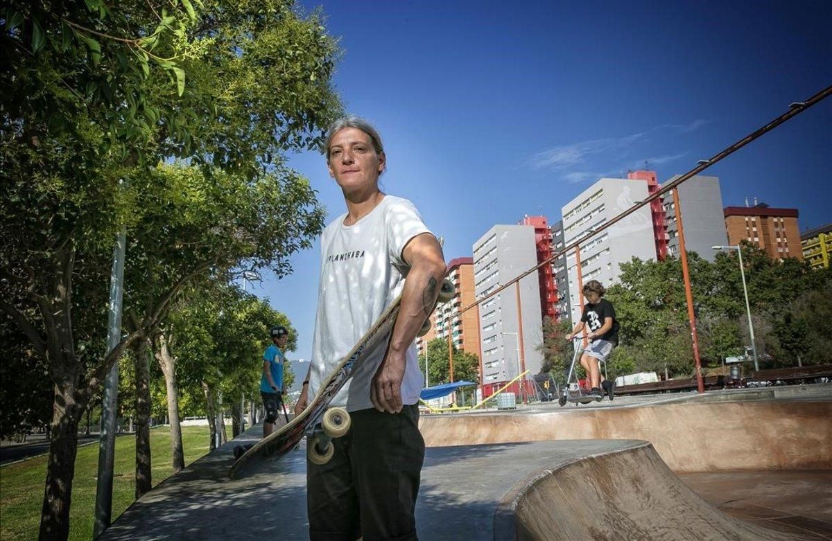 Silvia Serret, en el ’skatepark’ de Canyelles con una camiseta del grupo de mujeres Asiplanchaba.