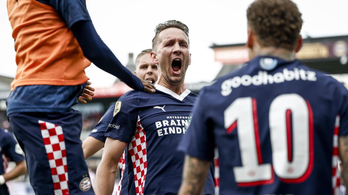 Luuk de Jong celebra con euforia su tanto con el PSV