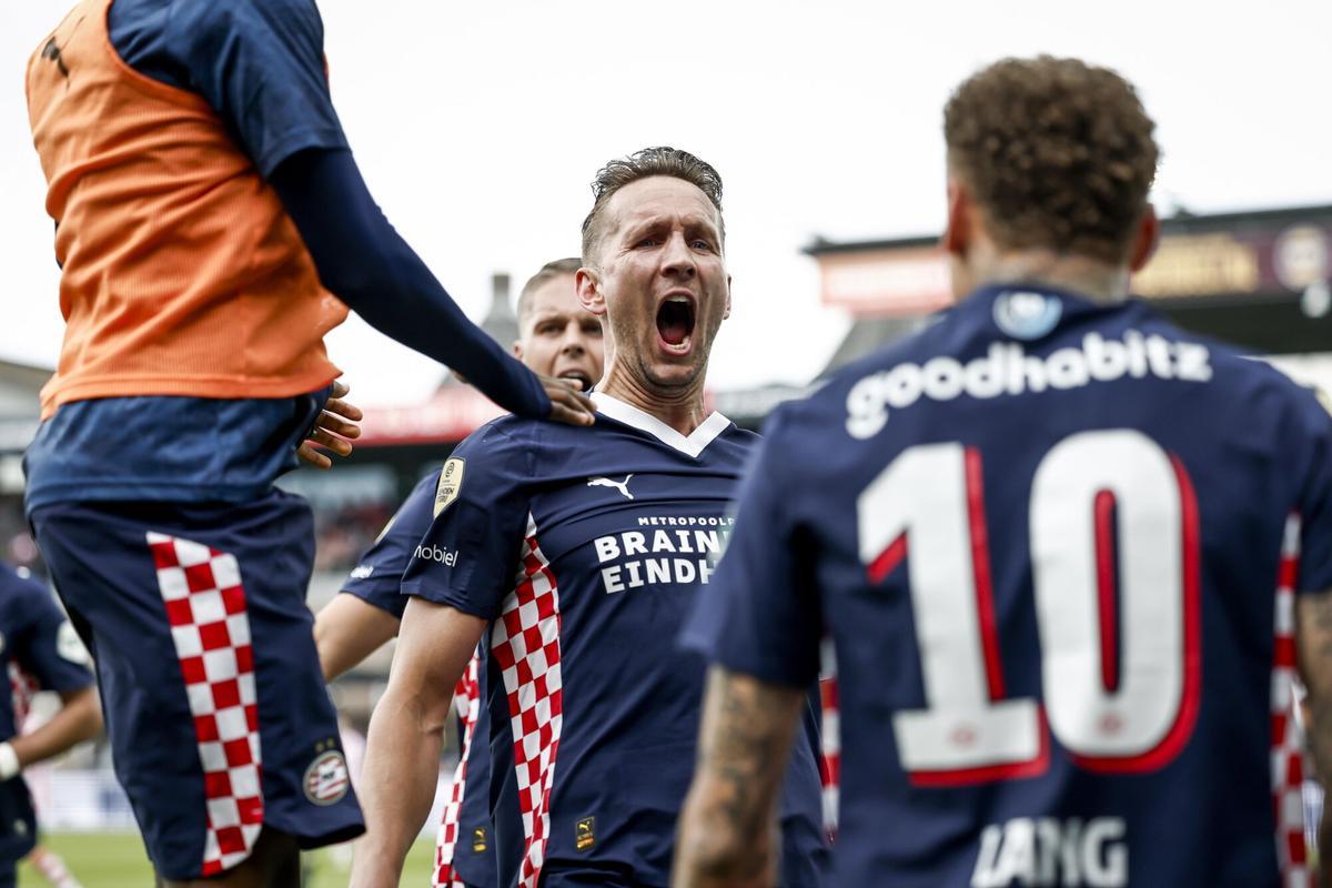 Luuk de Jong celebra con euforia su tanto con el PSV