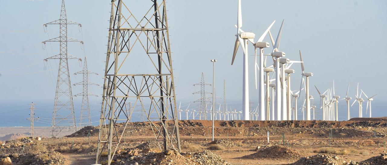 Aerogeneradores y torres de electricidad en el Barranco de Tirajana