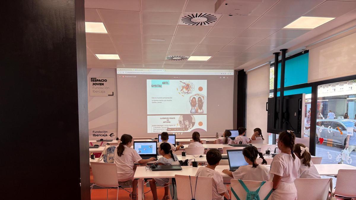 'Summer Camp Sensorial 5.0. Despierta tus sentidos con la tecnología' es una propuesta de Fundación Ibercaja en colaboración con Microsoft.