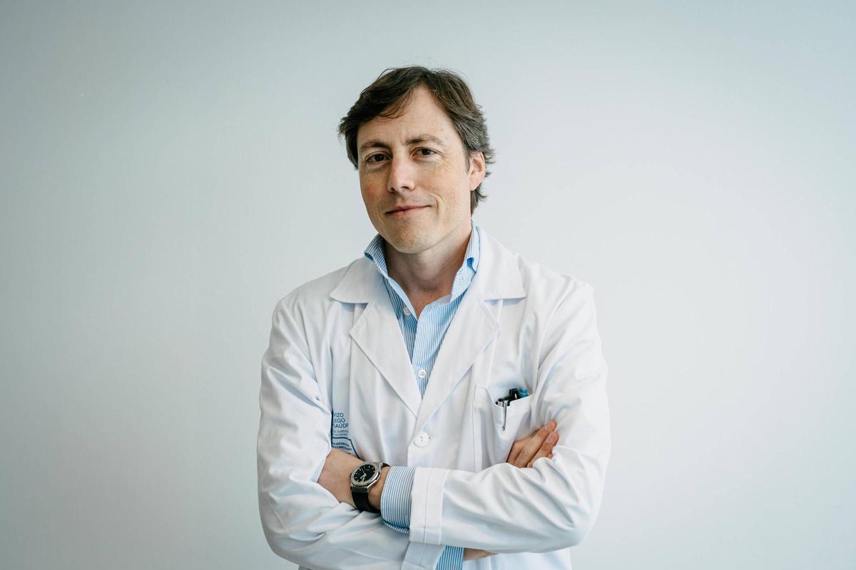 Mañero, en un pasillo del hospital de Ourense.