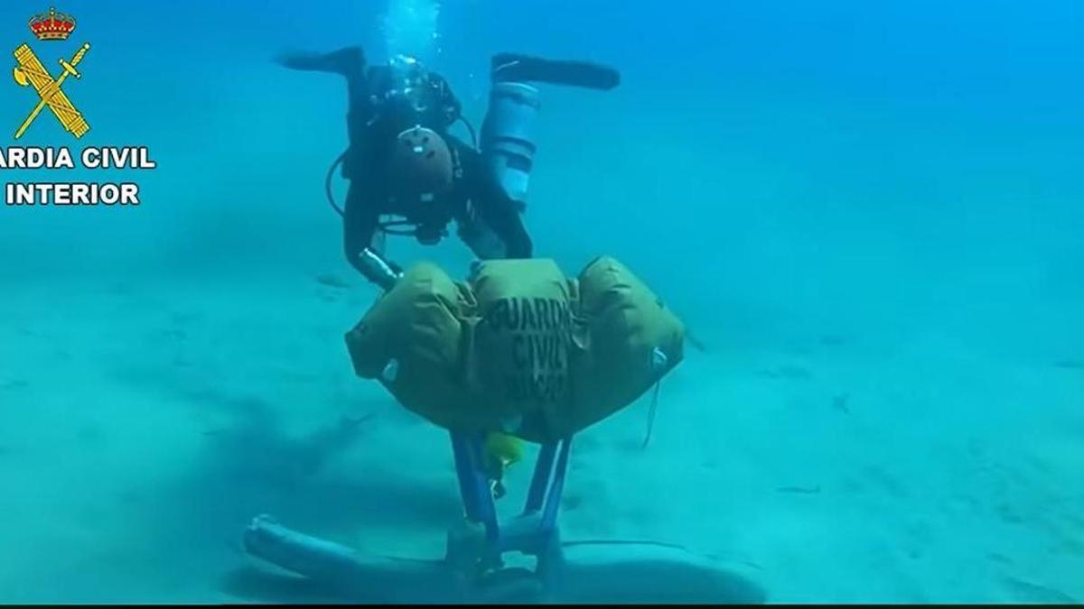 El cepo romano de 350 kilos que la Guardia Civil ha sacado del mar para protegerlo de los expoliadores