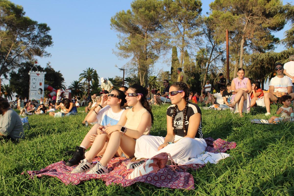 Un grupo de niñas contempla el eclipse desde la Alcazaba.