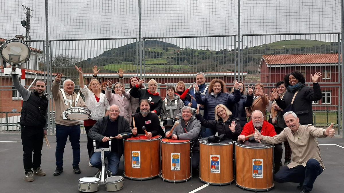Miembros de la charanga, en el ensayo de esta semana, en Villabona.