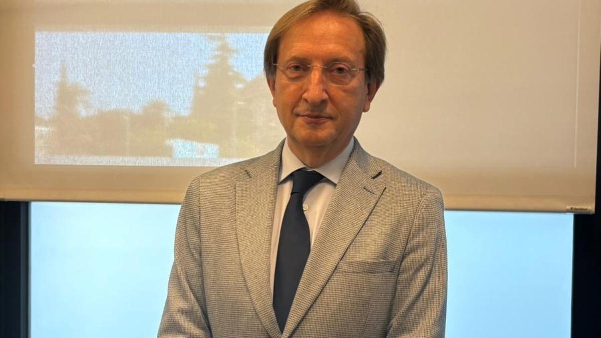 El doctor Carlos Simón, referente mundial en medicina reproductiva, durante su visita al Imibic.