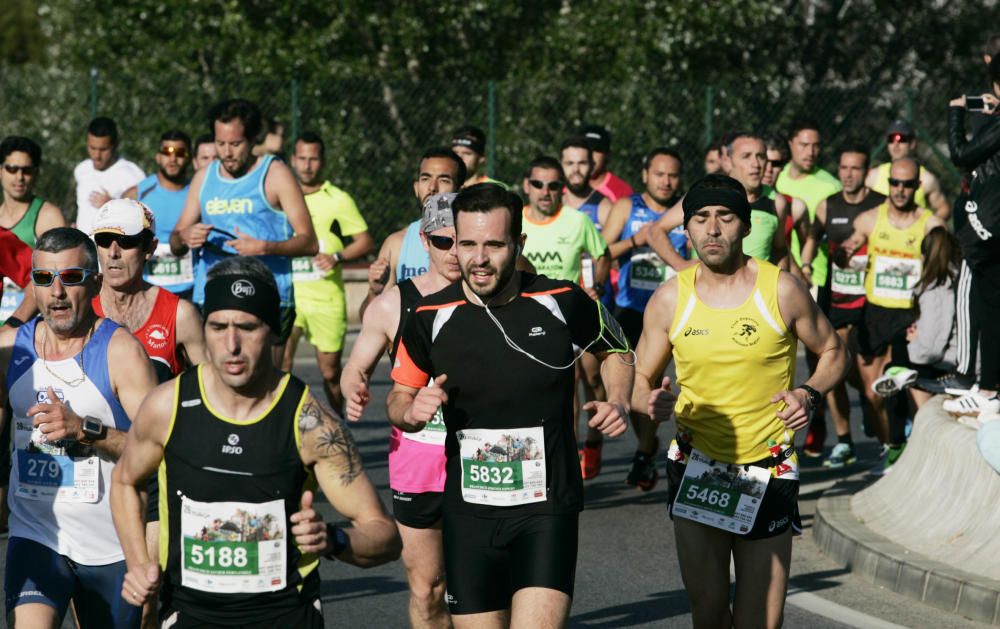 El Mouaziz, del Club Nerja de Atletismo ha vuelto a imponerse en la prueba, que ha alcanzado una participación récord con 7.500 corredores