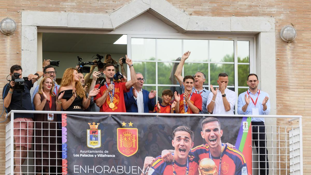 Gavi y Fabián se rinden a su pueblo: "El cariño de Los Palacios vale más que cualquier título"