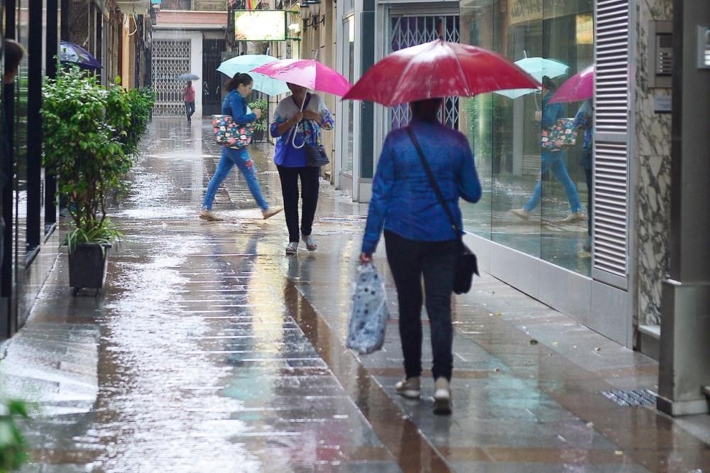 La lluvia ha anegado la carretera de Santa Pola