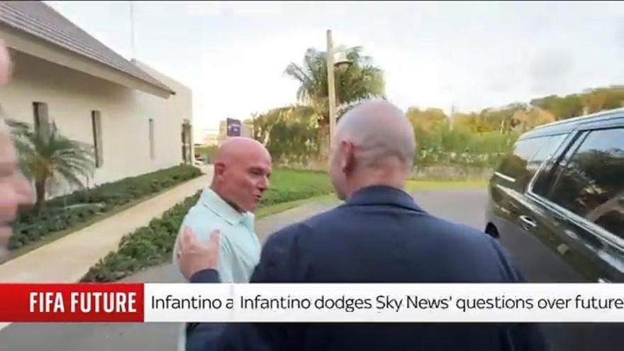 Infantino evita las preguntas de un periodista de Sky Sports