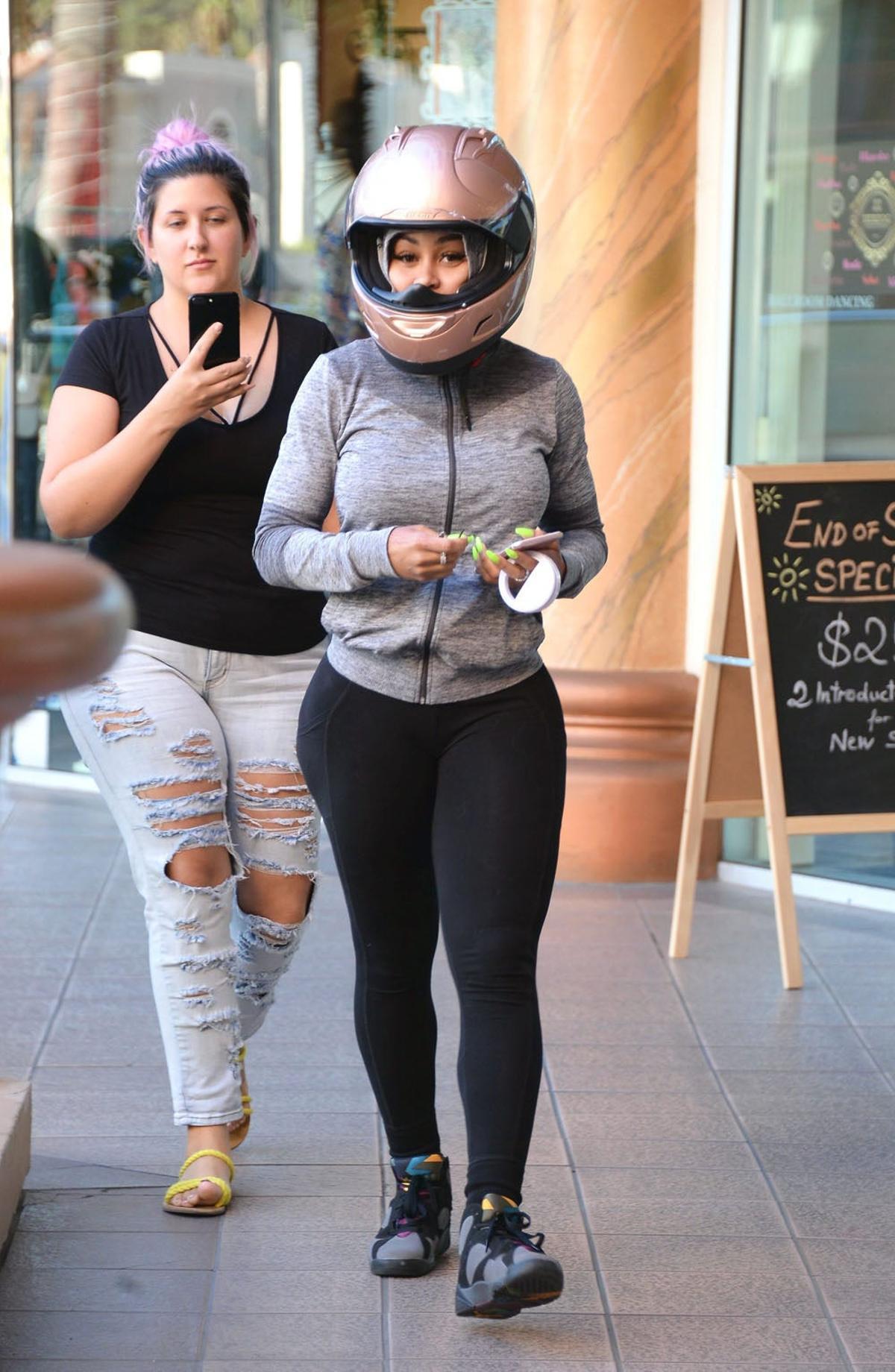 Blac Chyna con casco andando por la calle