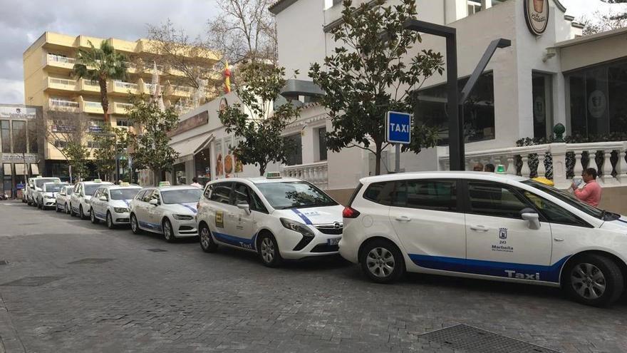 Una parada de taxis en Marbella.