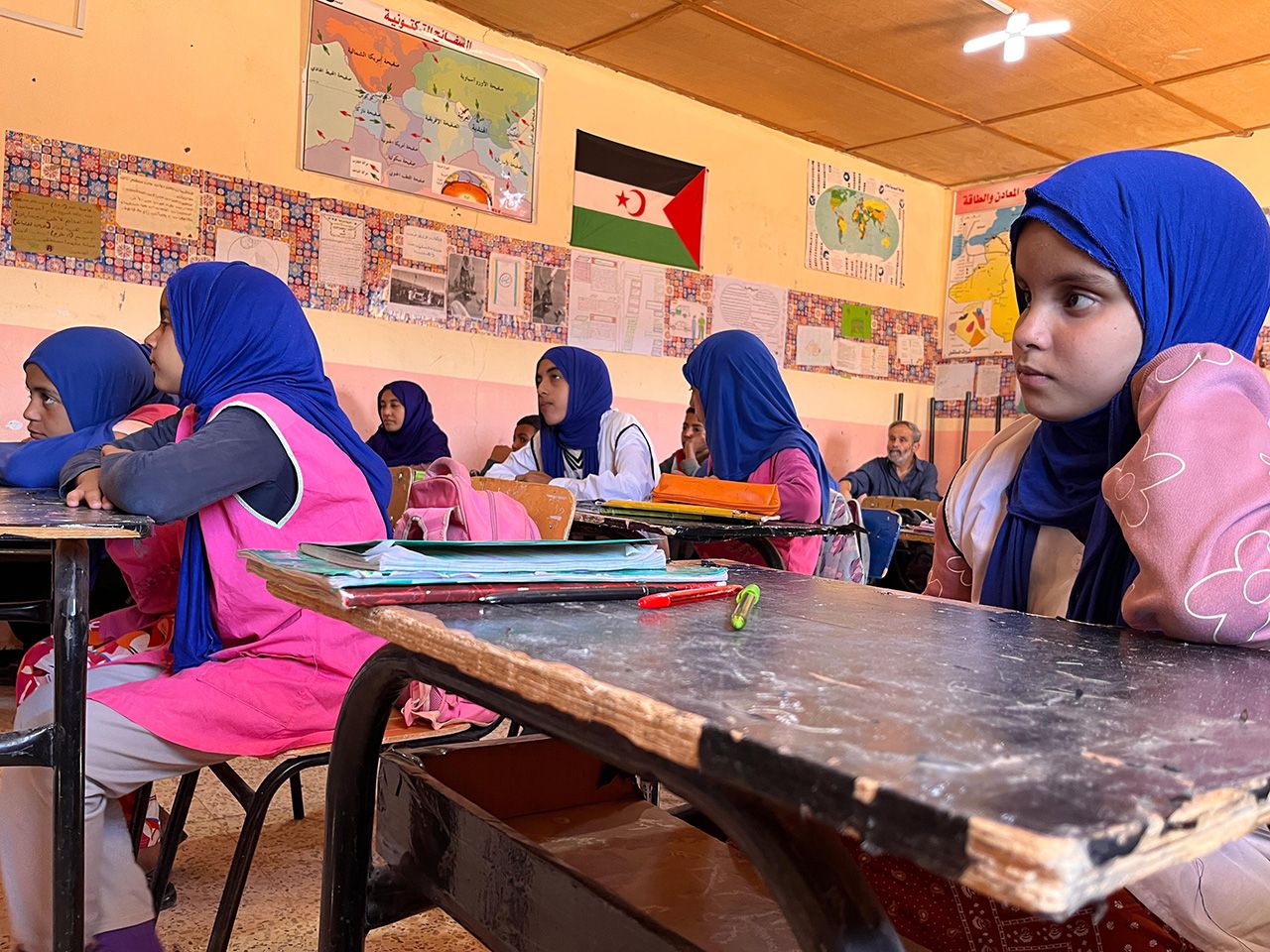 Alumnas en un aula del colegio de Auserd.