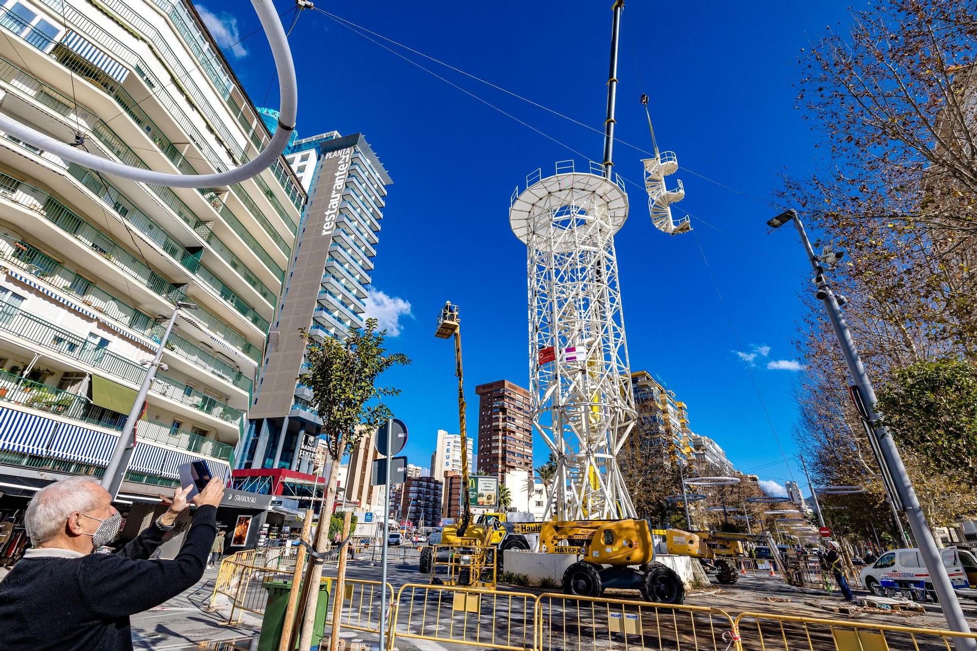 Las maquinarias y operarios han trabajado en colocar las últimas piezas de la estructura principal.