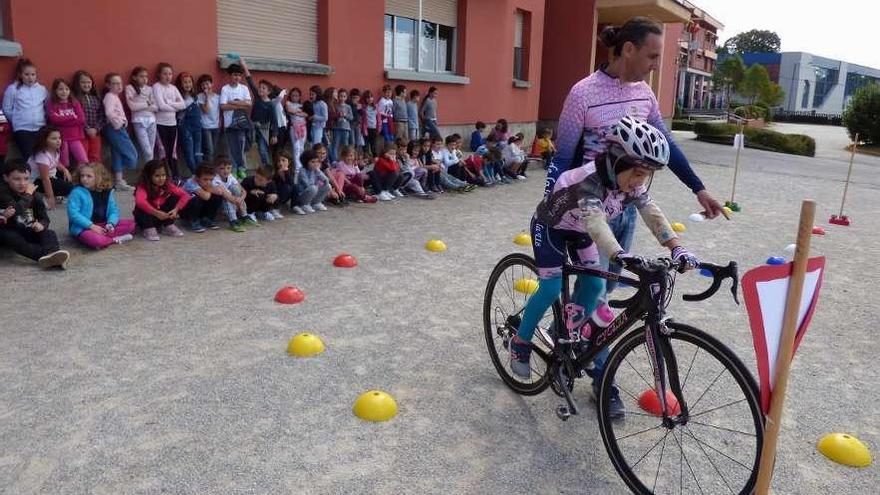 Los escolares de Tineo aprenden seguridad vial montados en bici