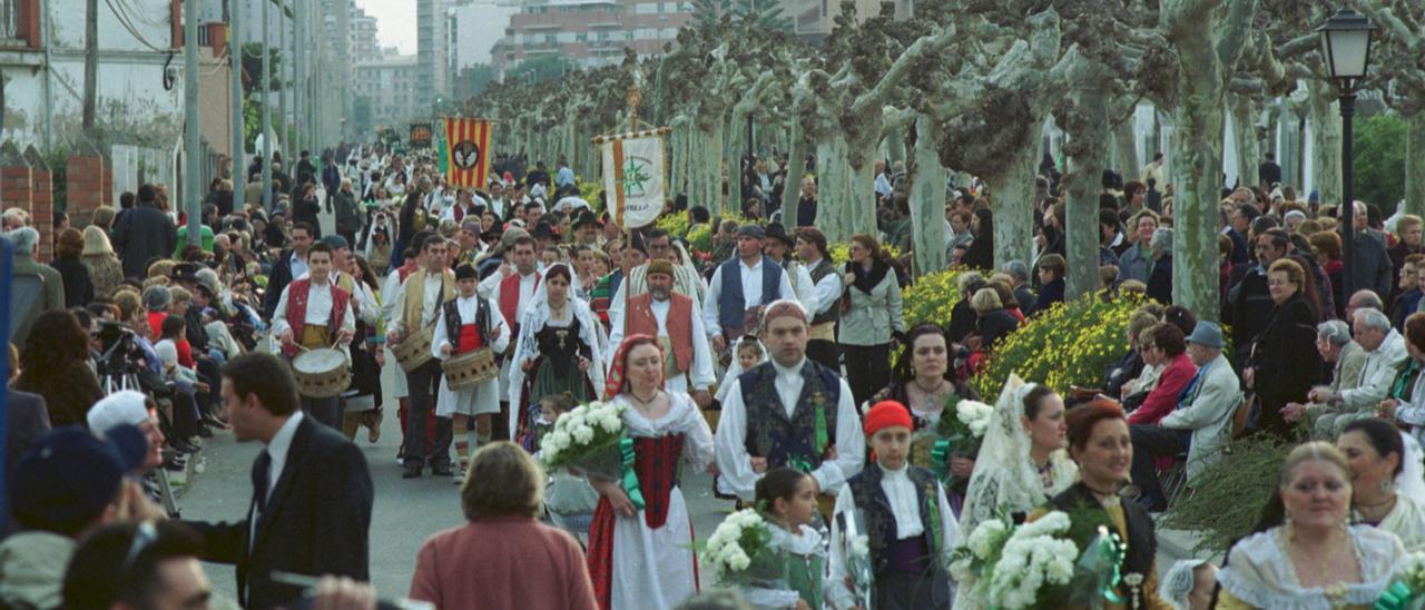 Ofrenda de flores a la Virgen del Lledó hace dos años.