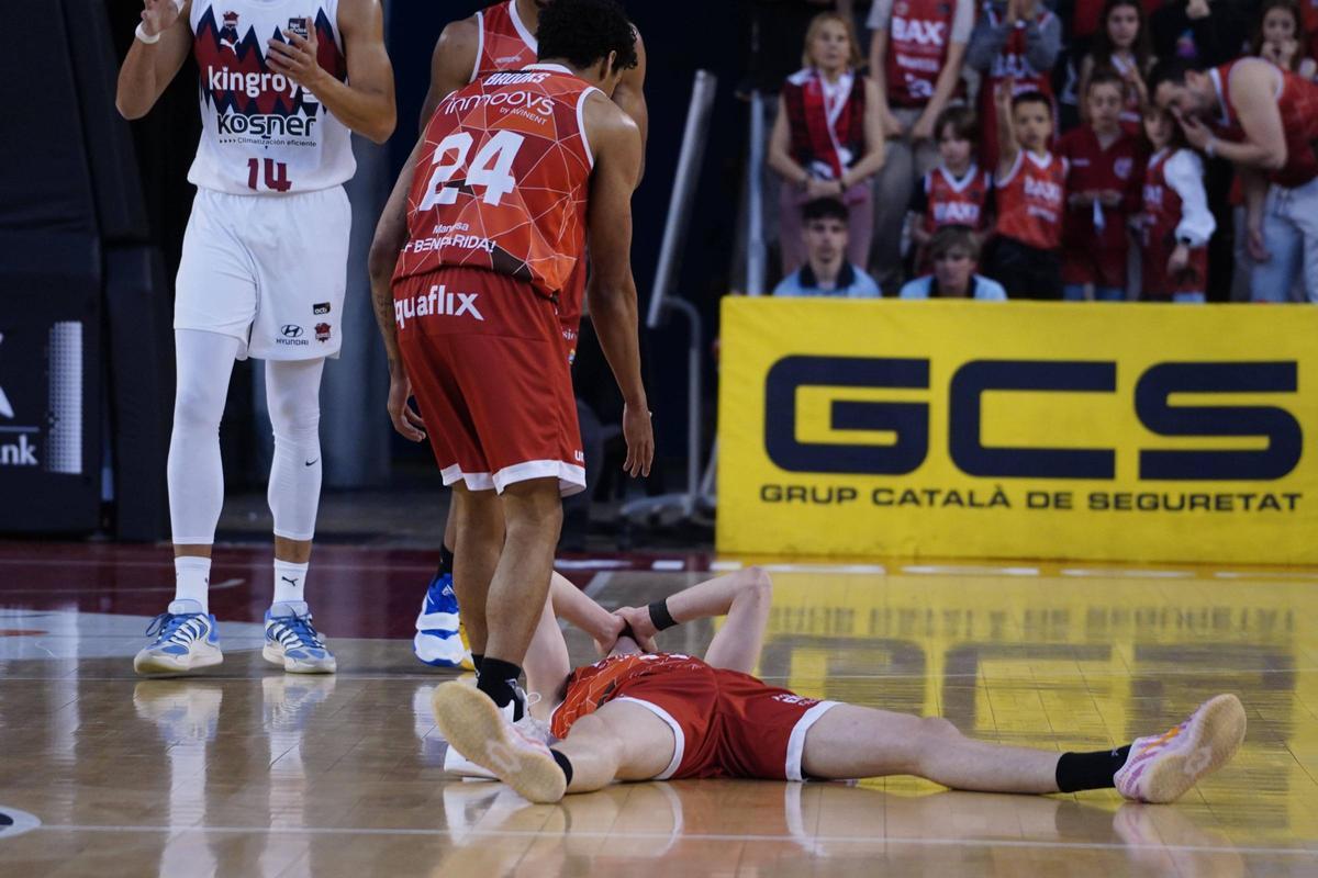 Eli Brooks s'interessa per l'estat d'Agustín Ubal després que l'uruguaià rebés un cop a la cara