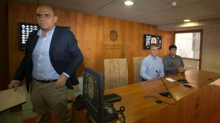 El alcalde de Alicante, el socialista Gabriel Echávarri, junto al portavoz municipal Bellido (Compromís) y el vicealcalde Pavón (Guanyar)