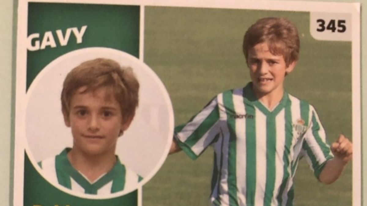 Cromo de Gavi con el Alevín del Betis