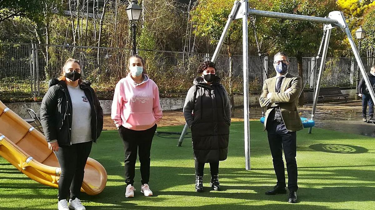 Por la izquierda, las vecinas Patricia Luis, Alba Antón y Amaya Suárez, con el edil Gerardo Antuña, en Olloniego. | LNE