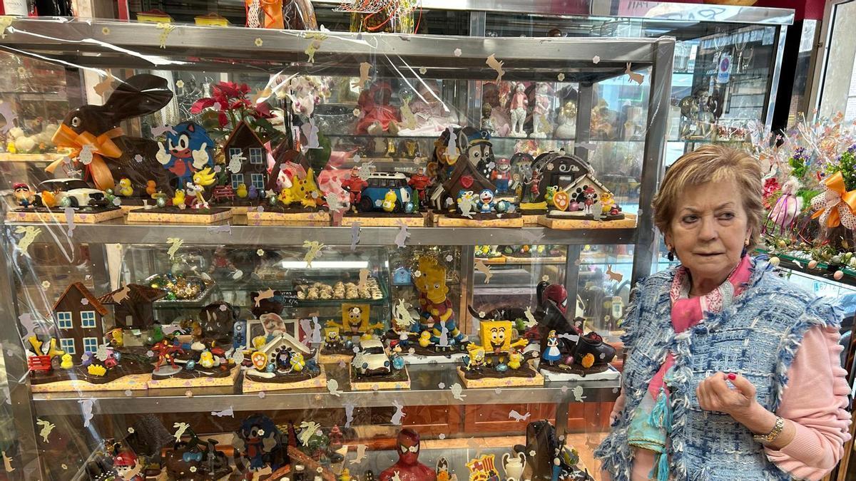 Venta de figuras de chocolate de Pascua en confiterías y palmas de ramos en floristerias de Pola de Siero