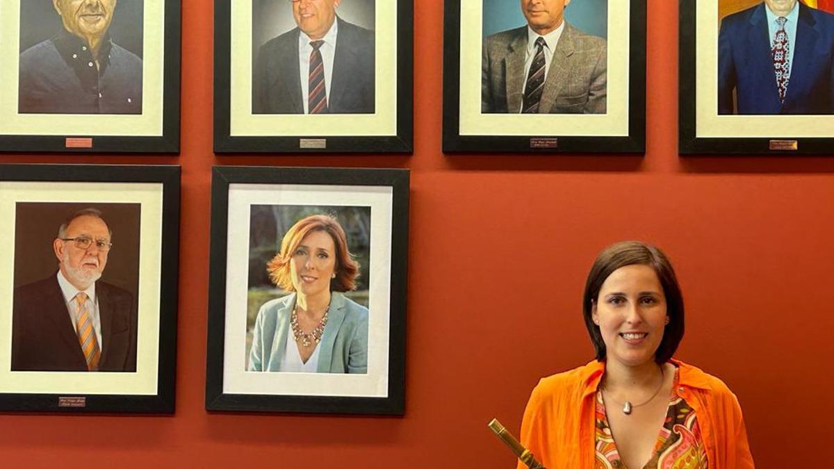 Miriam Lanero amb la vara d'alcalde