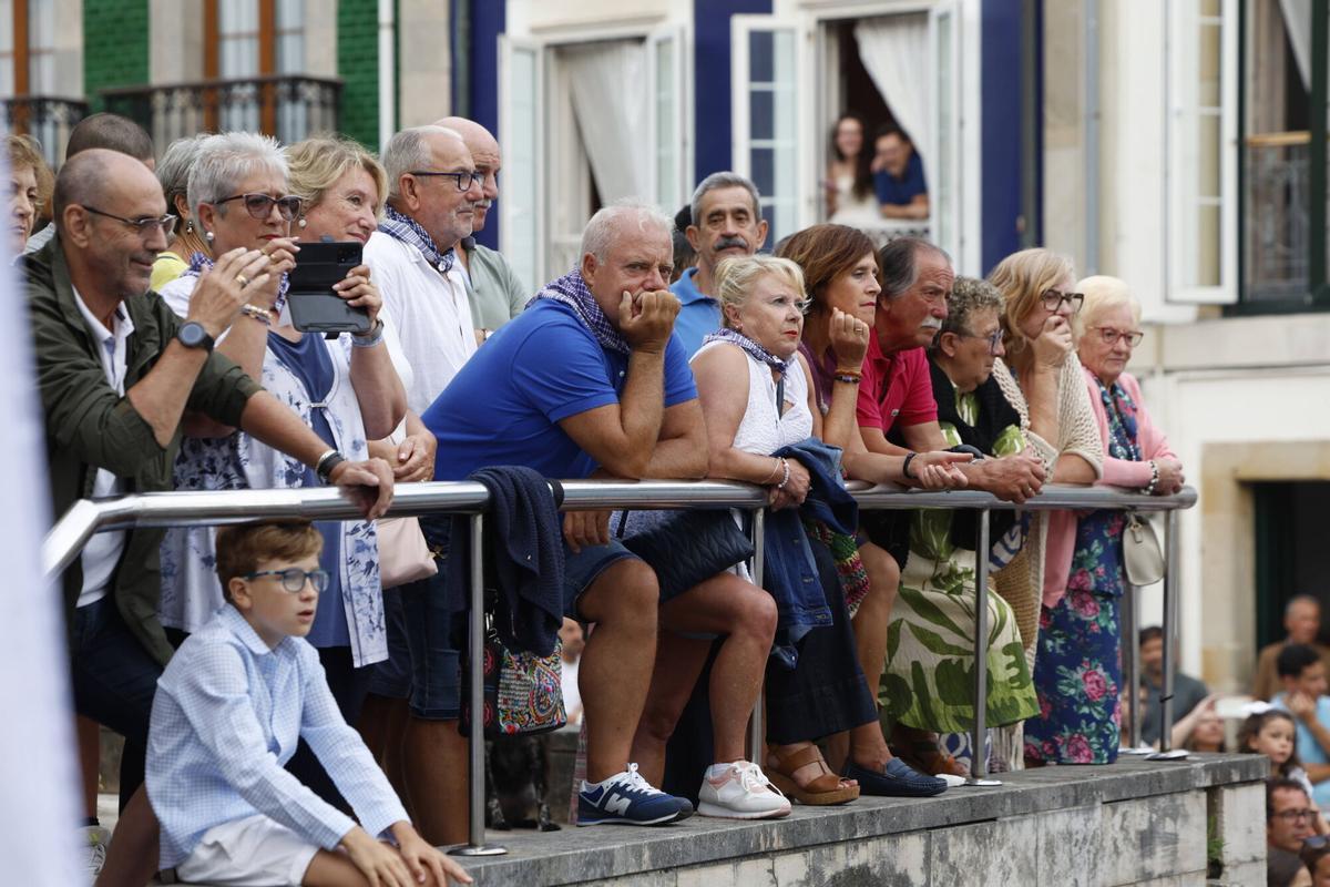 EN IMÁGENES: Pasacalles marinero por las fiestas del Carmen de Luanco.