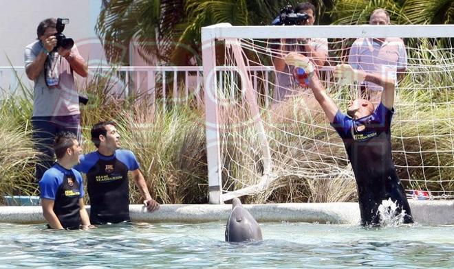 Los jugadores del Barça se divirtieron con los delfines