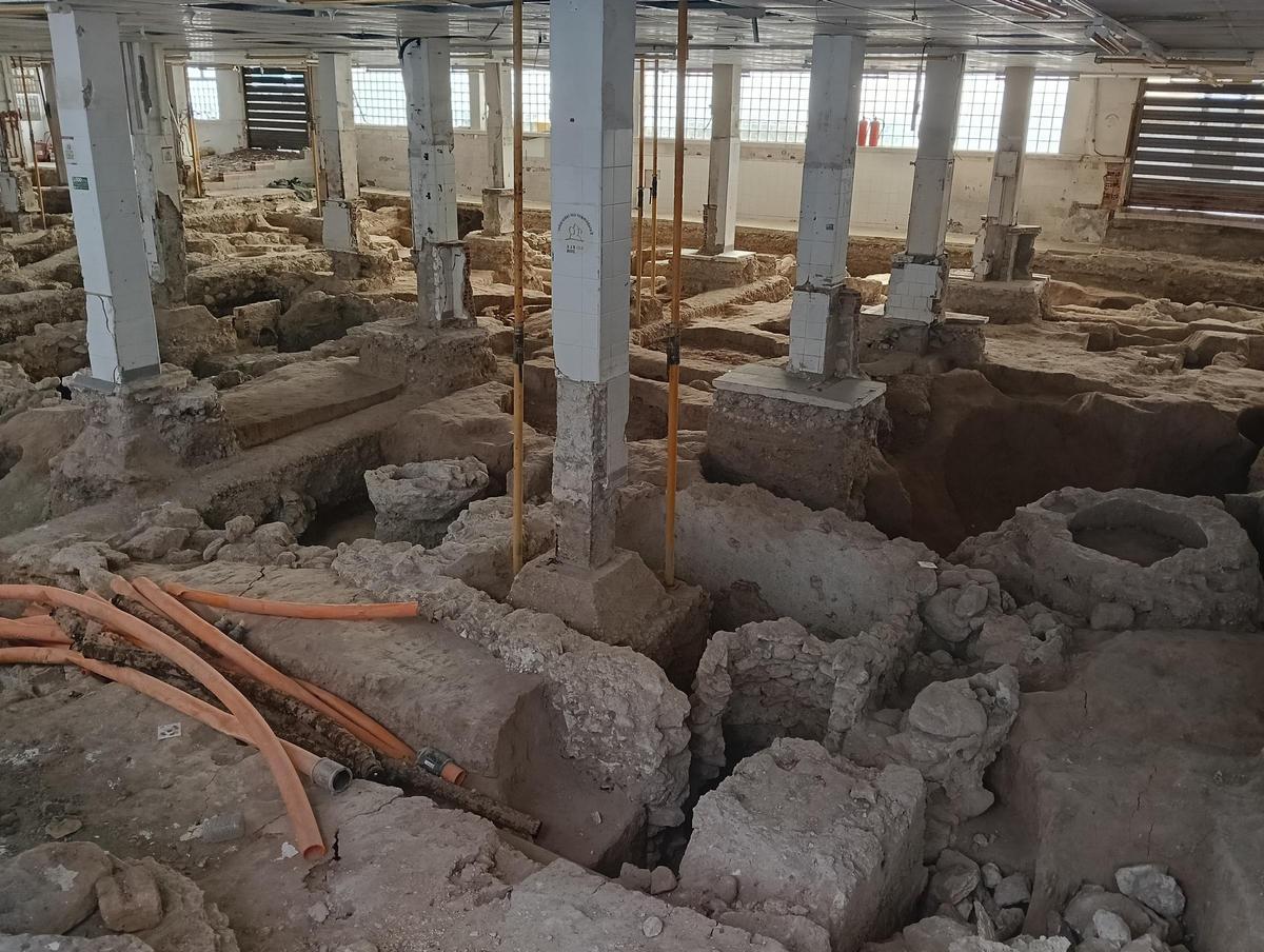 Estado que presenta la planta baja del Mercado Central de Elche tras las catas