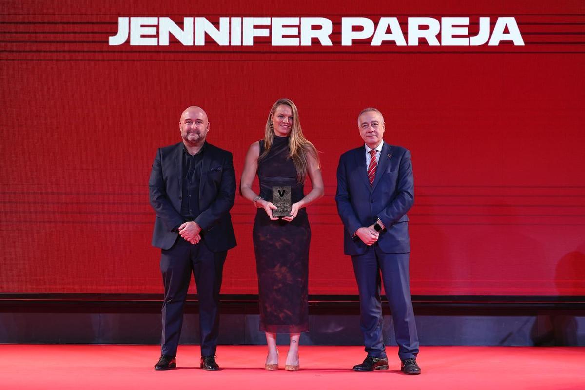 Jennifer Pareja reogió el premio de manos de Pere Navarro, Delegado especial del Estado en el Consorci de la Zona Franca de Barcelona y Alex Bescos responsable de Marketing de Diario SPORT