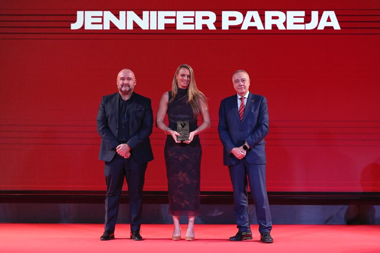 Jennifer Pareja reogió el premio de manos de Pere Navarro, Delegado especial del Estado en el Consorci de la Zona Franca de Barcelona y Alex Bescos responsable de Marketing de Diario SPORT