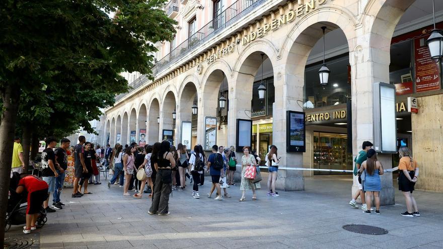 Un incendio de un local del Caracol obliga a desalojar el céntrico centro comercial de Zaragoza