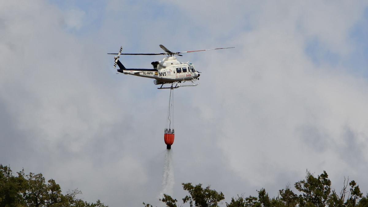 Un helicóptero trabaja en las labores de extinción en el incendio de Niebla.