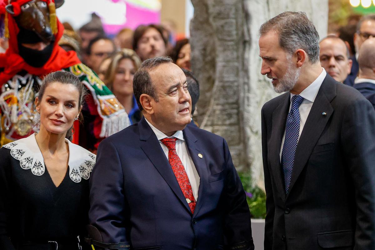 os reyes Feli.a y el presidente de Guatemala, Alejandro Eduardo Giammattei, en su recorrido durante la inauguración de la feria internacional de turismo Fitur,