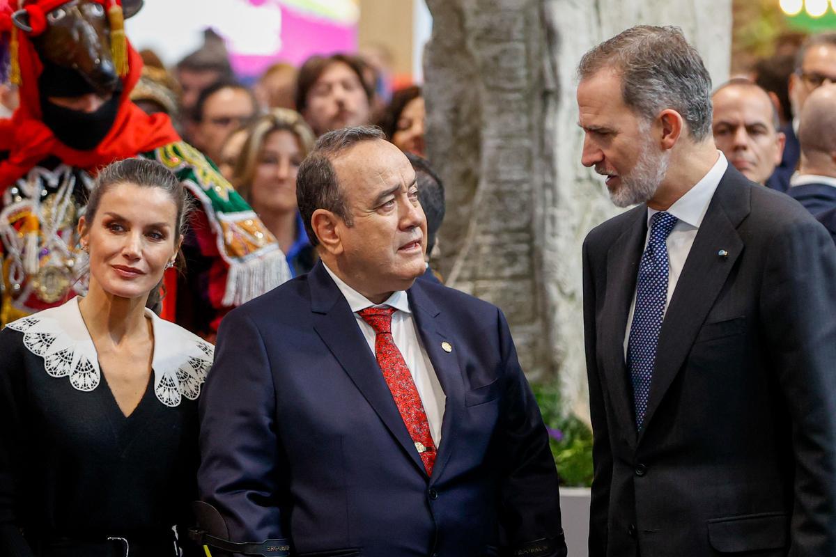 MADRID, 18/01/2023.- Los reyes Felipe y Letizia y el presidente de Guatemala, Alejandro Eduardo Giammattei, en su recorrido durante la inauguración de la feria internacional de turismo Fitur, que arranca este miércoles en Madrid su 43 edición con 8.500 empresas participantes, 131 países (entre ellos Ucrania) y Guatemala como país invitado, 755 expositores, y confía en que este año marque el de la plena recuperación del sector tras la pandemia. EFE/ Mariscal