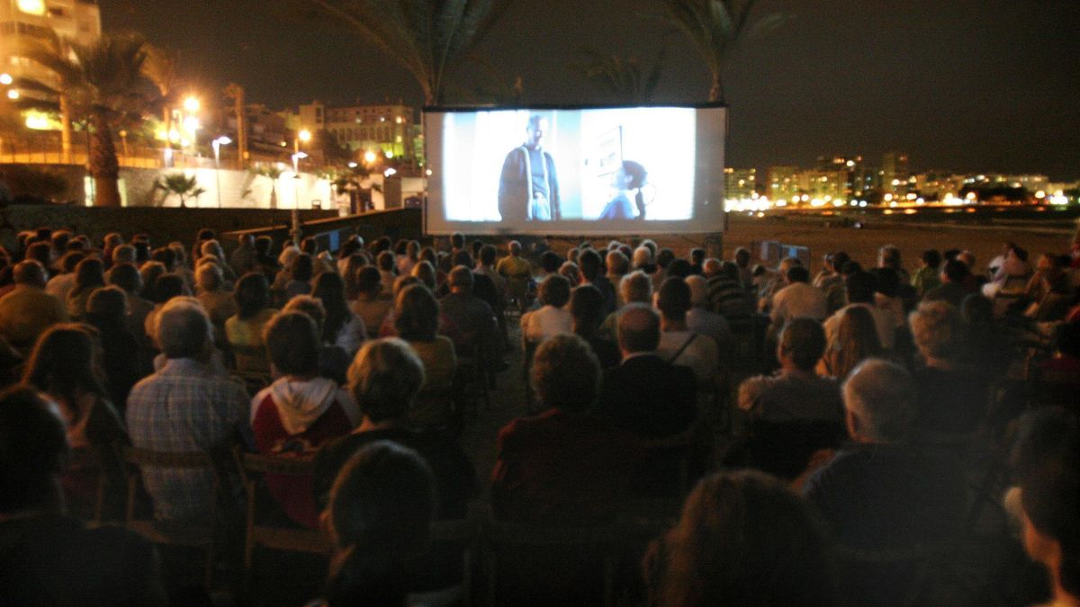 Cine de verano en un pueblo de la costa española.