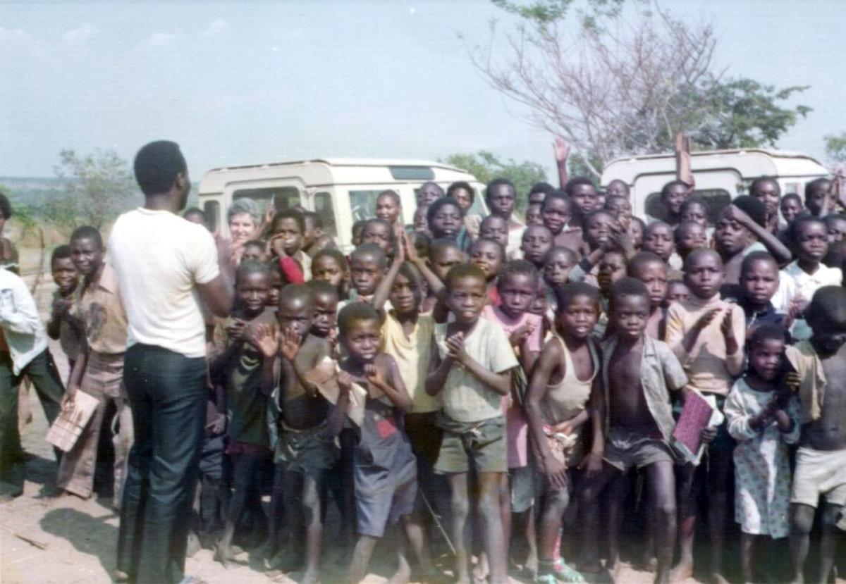 La misionera Carmen Juan, detrás a la izquierda, con un grupo de congoleños.