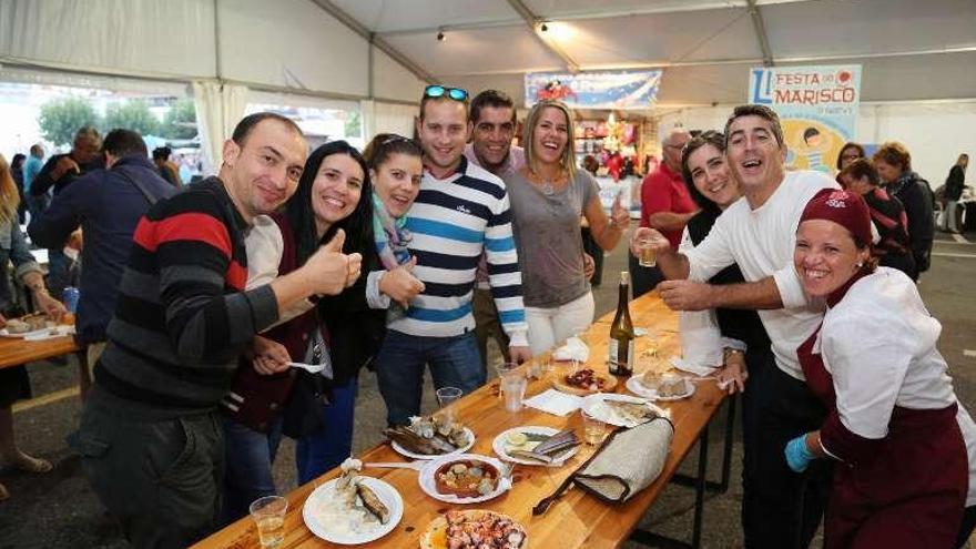 Un grupo de asistentes a la Festa do Marisco, ayer.