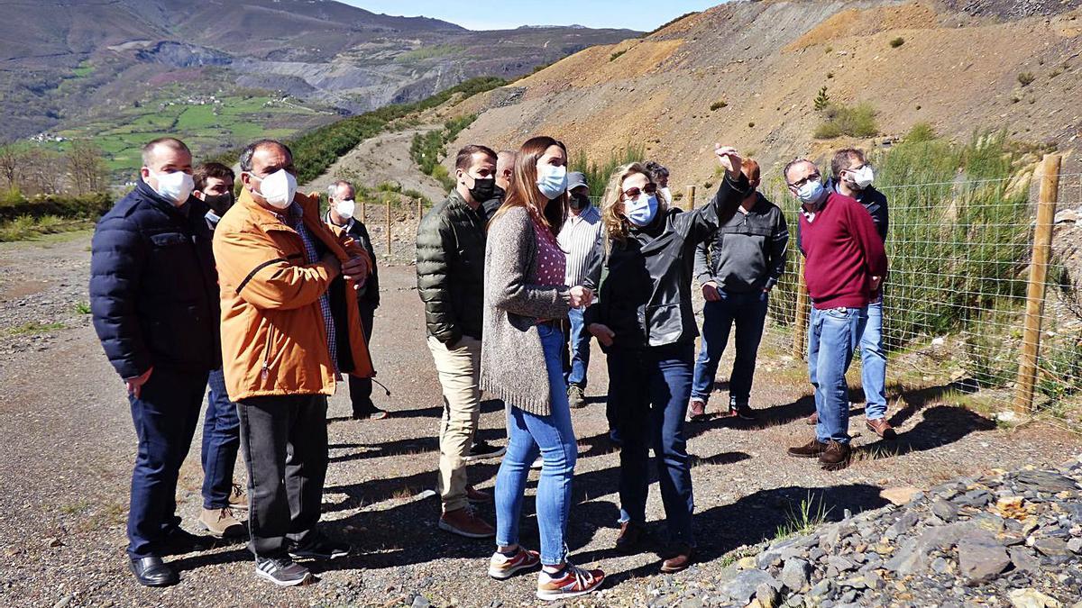 En primer término, la alcaldesa, Gemma Álvarez, y Belarmina Díaz, acompañadas por vecinos de la zona y técnicos de la Dirección General y Tragsa, ayer, en Tormaleo. | D. Á.