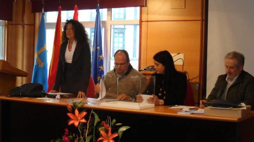 Susana Corredor, ayer durante su intervención, junto a José Ángel Suárez, Carmen Fernández y Juan Jamart.