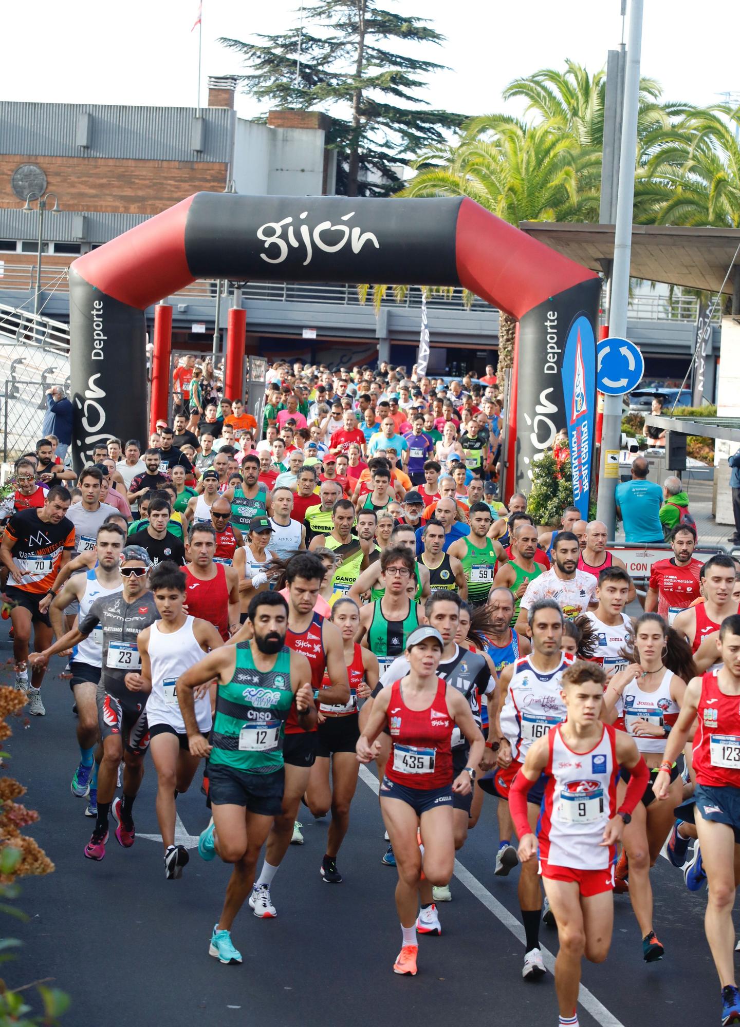 EN IMÁGENES: Carrera del Grupo Covadonga y el Club de Natación Santa Olaya en Gijón