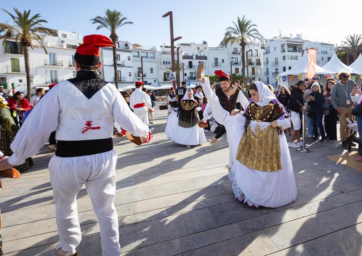 Colla de Sa Bodega bailando en el puerto de Ibiza con el barco-museo Art/Explora.