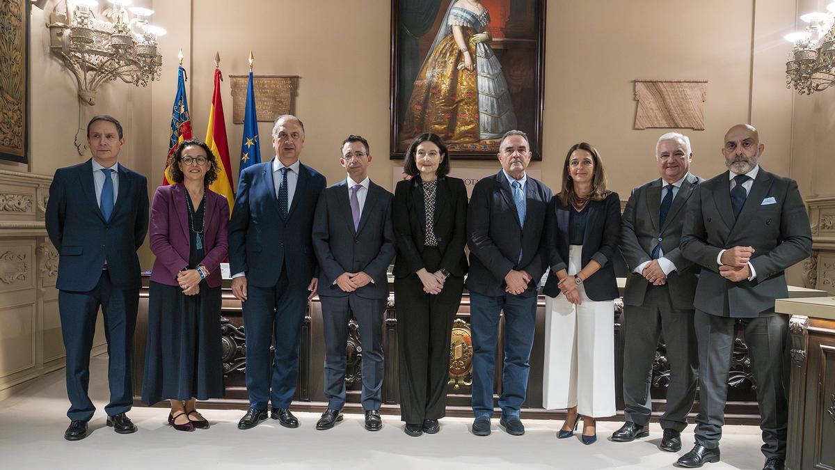 Foto de grupo con las autoridades y colegios profesionales.