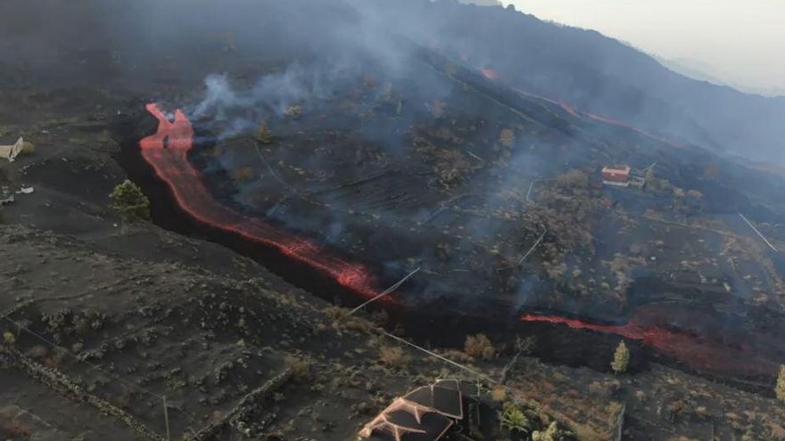 La lava que sale de las dos nuevas bocas del volcán de La Palma avanza hacia el mar