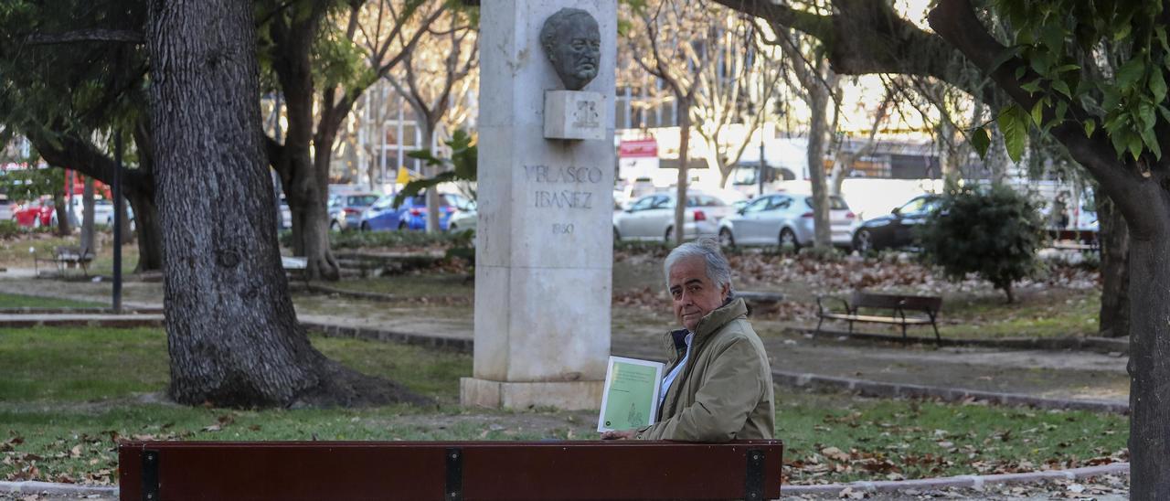 Lázaro, con su libro, en la avenida Blasco Ibáñez de València.