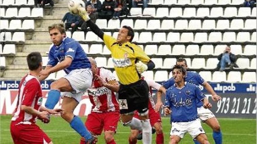 Ponzo salta per damunt dels jugadors del Lleida i dels gironins Albert Serra i Jordi Dot en un duel del curs 07/08.