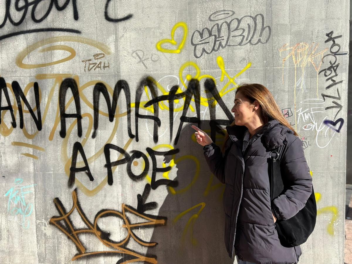 Carolina Vinagre, docente cacereña, señala la pintada.