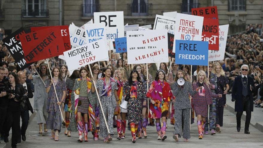 El desfile de Chanel en las calles de París