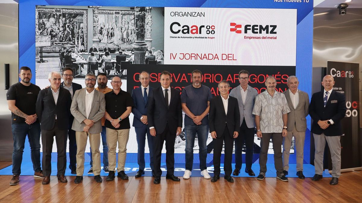 Los representantes empresariales, sindicales e institucionales que han participado en la jornada del Obervatorio Aragonés del Sector del Automóvil.